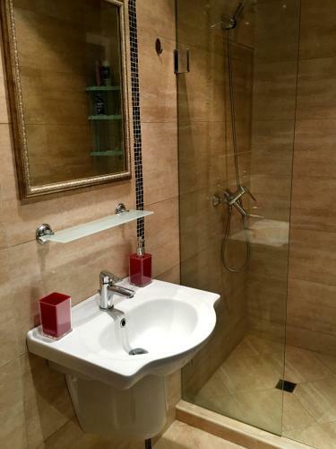 Deluxe Private Apartment