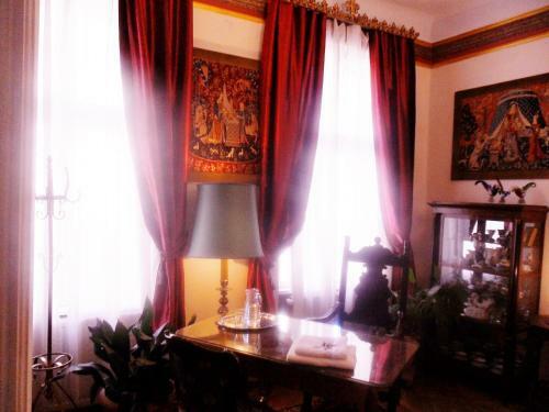 Hostal B&B Near Castle