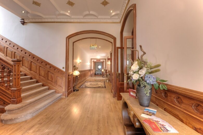 Newton Hotel