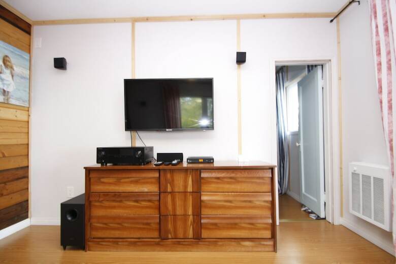 Lakefront Cottage In Manitou Beach