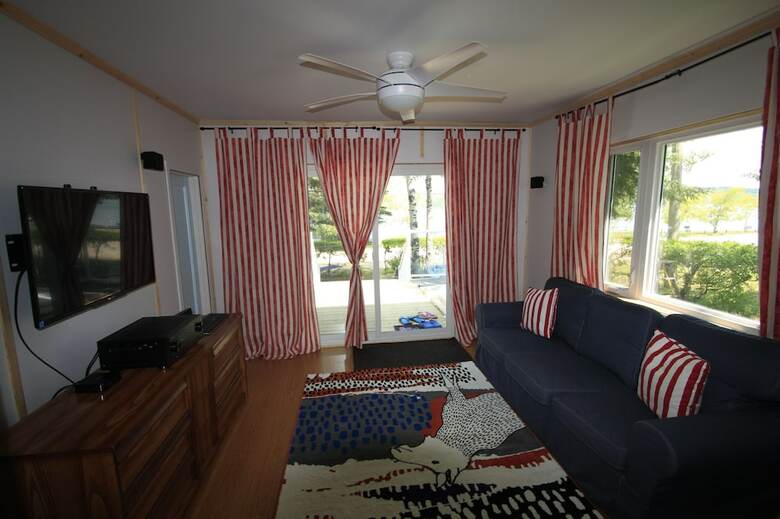 Lakefront Cottage In Manitou Beach