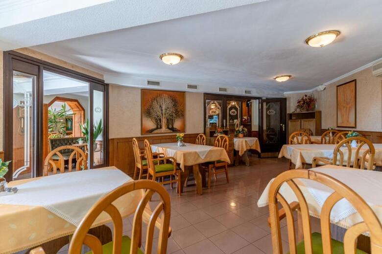 Hotel Moln�r