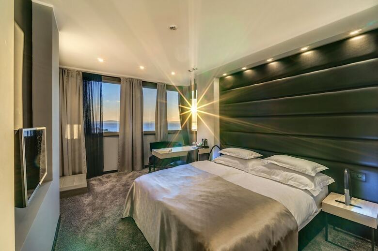 Hostal The View Luxury Rooms