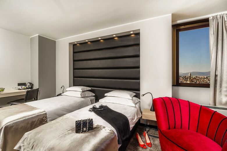 Hostal The View Luxury Rooms