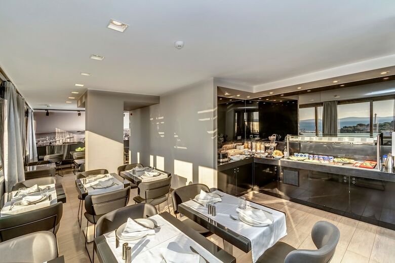 Hostal The View Luxury Rooms