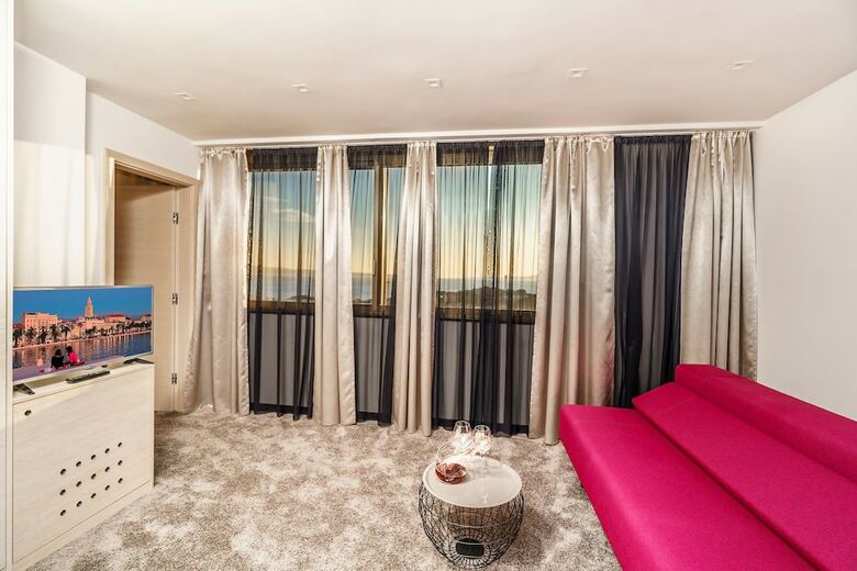 Hostal The View Luxury Rooms
