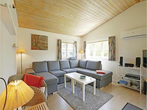 Three-bedroom Holiday Home With A Fireplace In Aakirkeby
