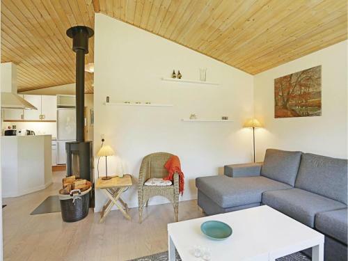 Three-bedroom Holiday Home With A Fireplace In Aakirkeby