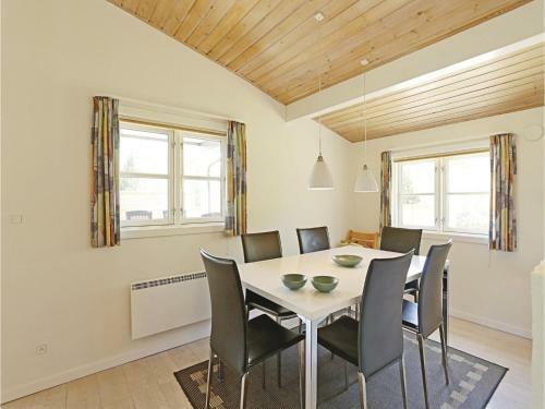 Three-bedroom Holiday Home With A Fireplace In Aakirkeby