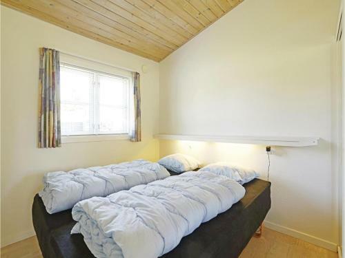 Three-bedroom Holiday Home With A Fireplace In Aakirkeby