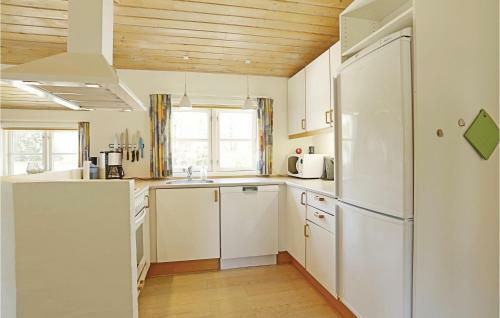 Three-bedroom Holiday Home With A Fireplace In Aakirkeby