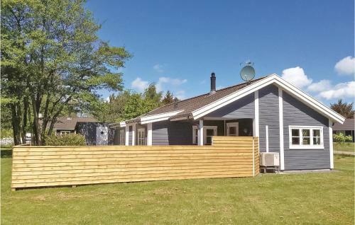 Three-bedroom Holiday Home With A Fireplace In Aakirkeby