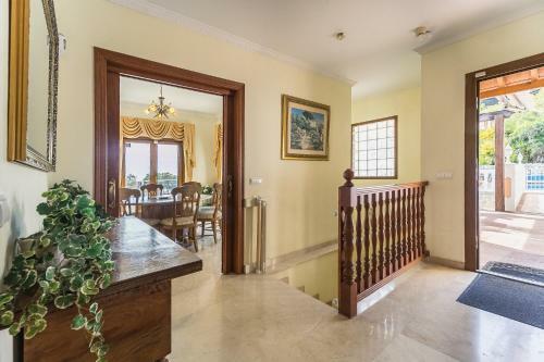 Luxury Villa With Heated Pool & Hot Tub