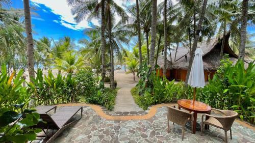 Hotel Coco Grove Beach Resort, Siquijor Island