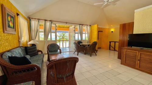 Hotel Coco Grove Beach Resort, Siquijor Island