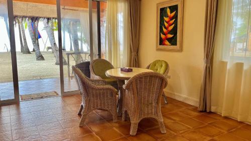 Hotel Coco Grove Beach Resort, Siquijor Island
