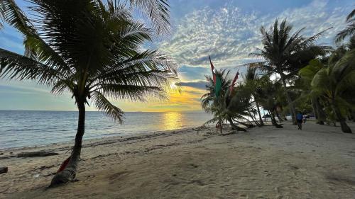 Hotel Coco Grove Beach Resort, Siquijor Island