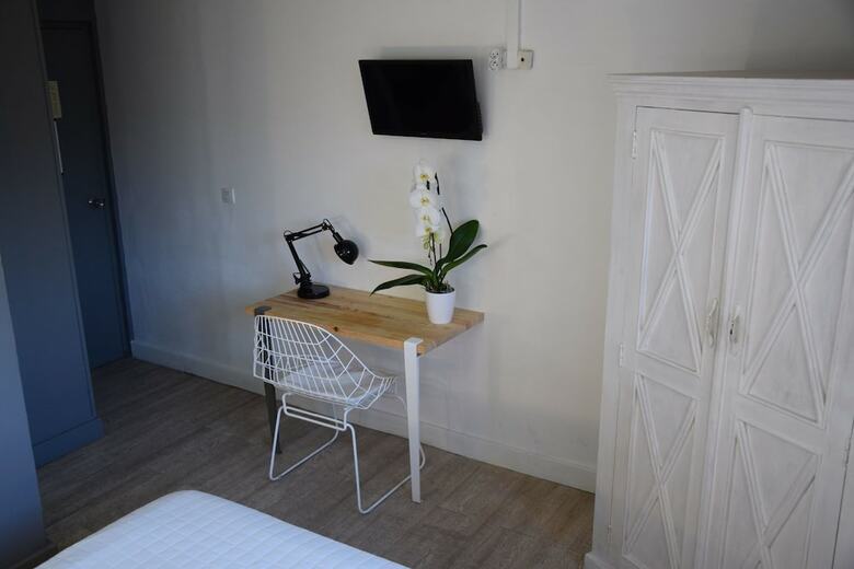 Hotel H�tel Le Grillon