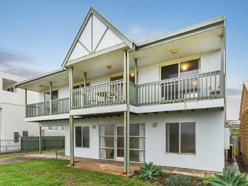 Tahren Beachfront Lodge