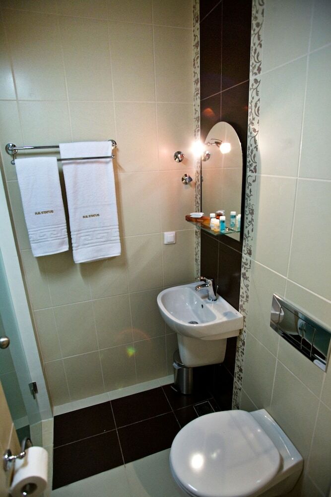 Rg Status Hotel
