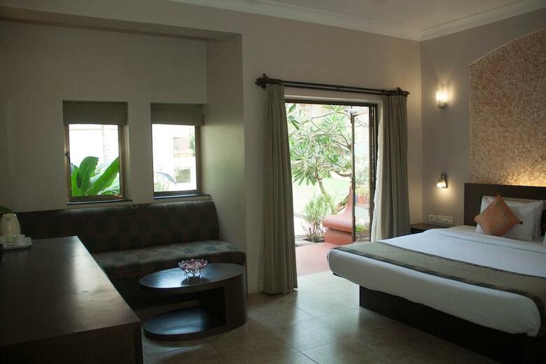 Hotel Whispering Palms Beach Resort