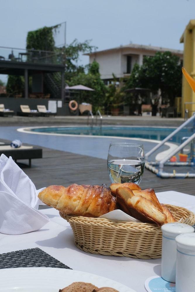 Hotel Whispering Palms Beach Resort