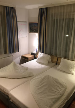 Art Hotel Binders