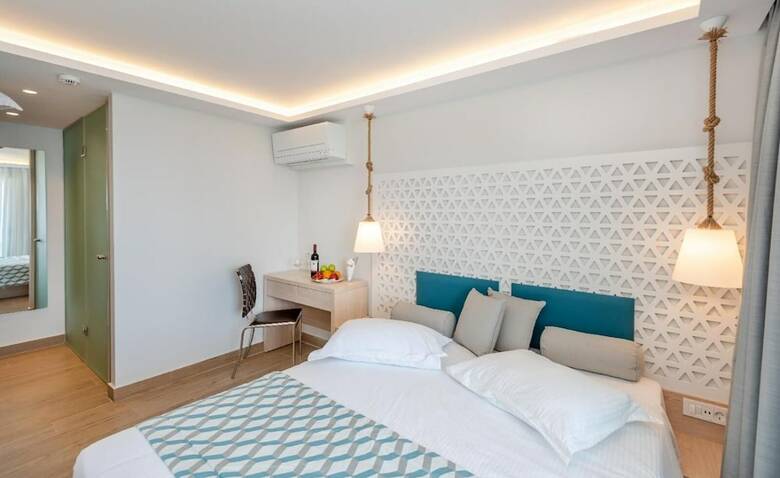 Hotel Triton
