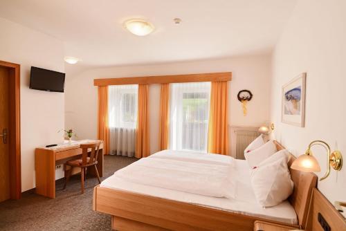 River Hotel Post