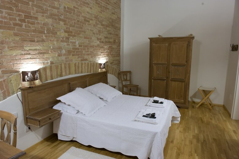 Hostal Castelletto Suites