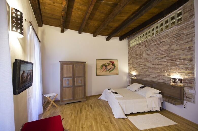 Hostal Castelletto Suites