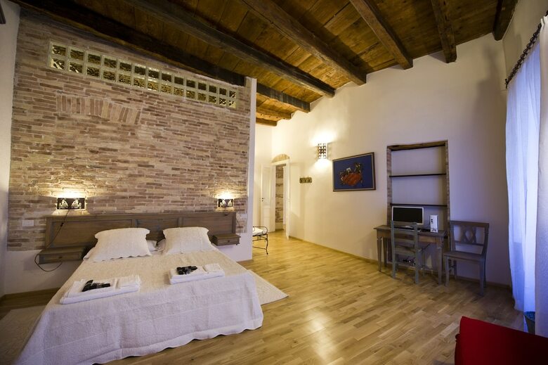Hostal Castelletto Suites