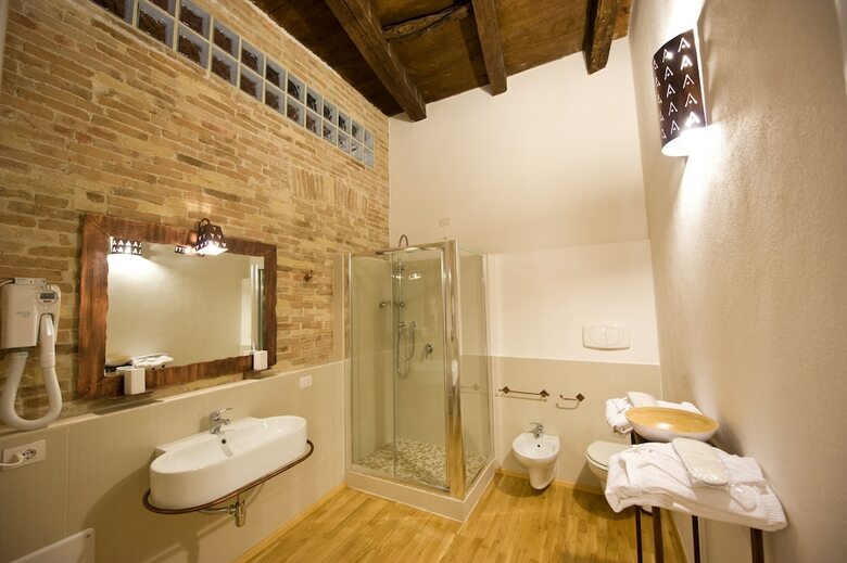 Hostal Castelletto Suites