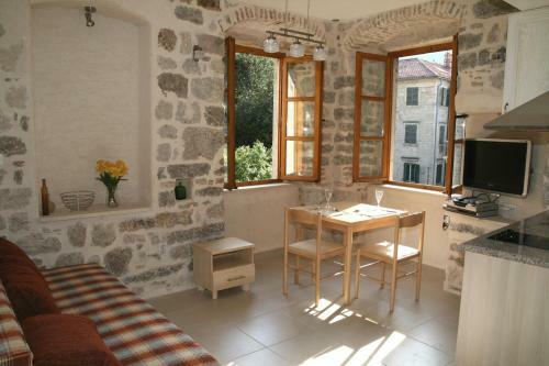 Character Apartment Right