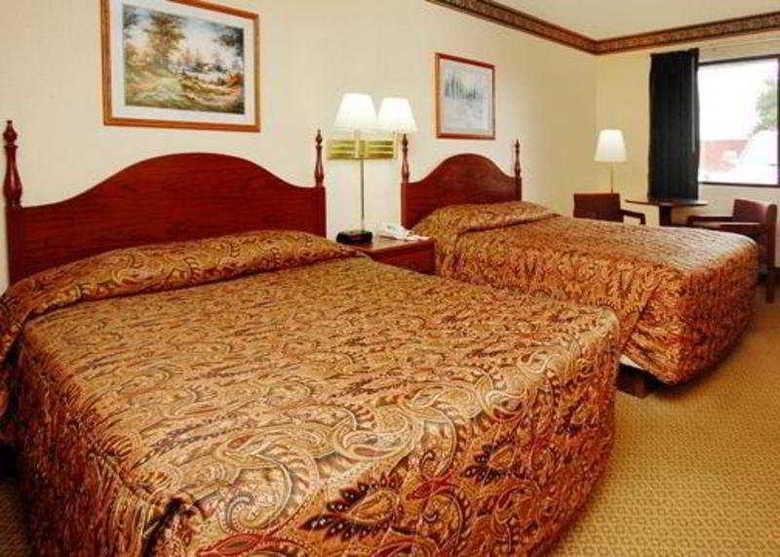 Hotel Econo Lodge Inn  And  Suites East