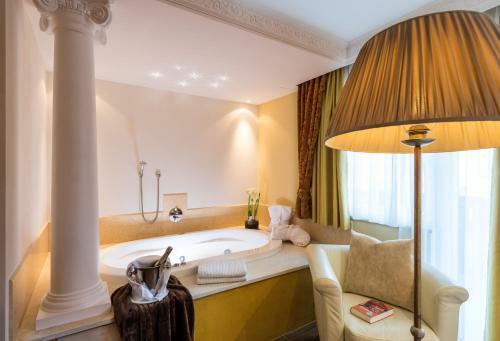 Hotel Famel�