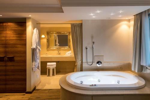 Hotel Famel�