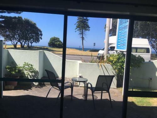 Motel Ocean Waves