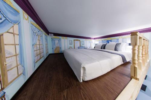 Apartment Cheshire Cat