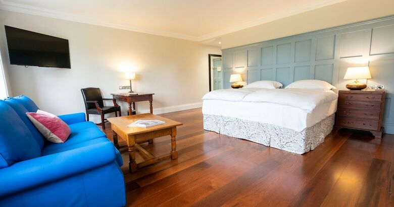 Dunraven Arms Hotel