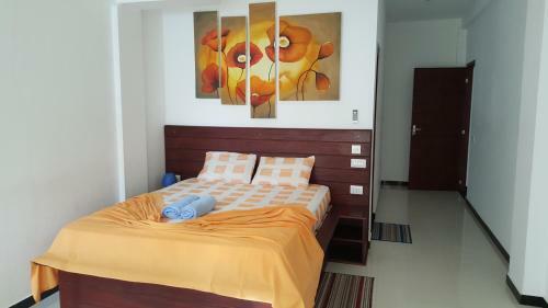 Hostal The Den Guest House