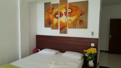 Hostal The Den Guest House
