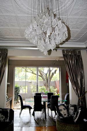 Hostal Saffron Guest House