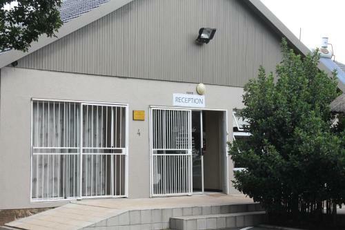 Hostal Fin And Feather Guesthouse