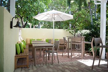 Hotel Almond Tree Inn