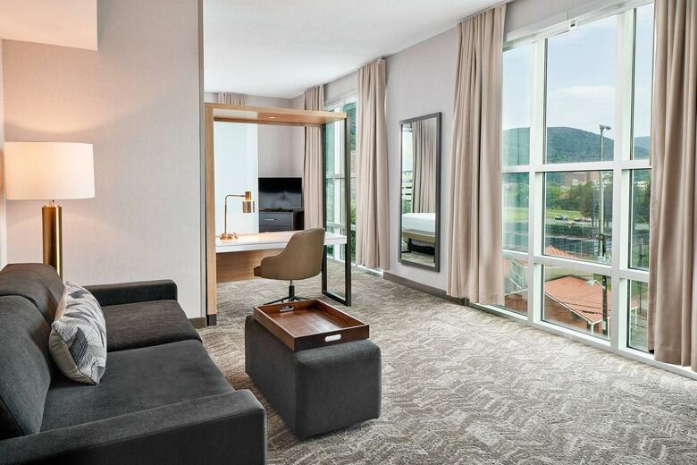 Hotel Cambria Suites