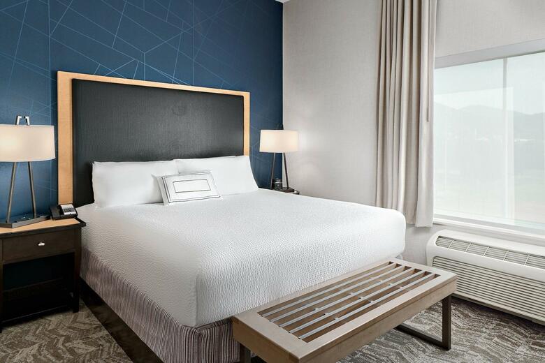 Hotel Cambria Suites
