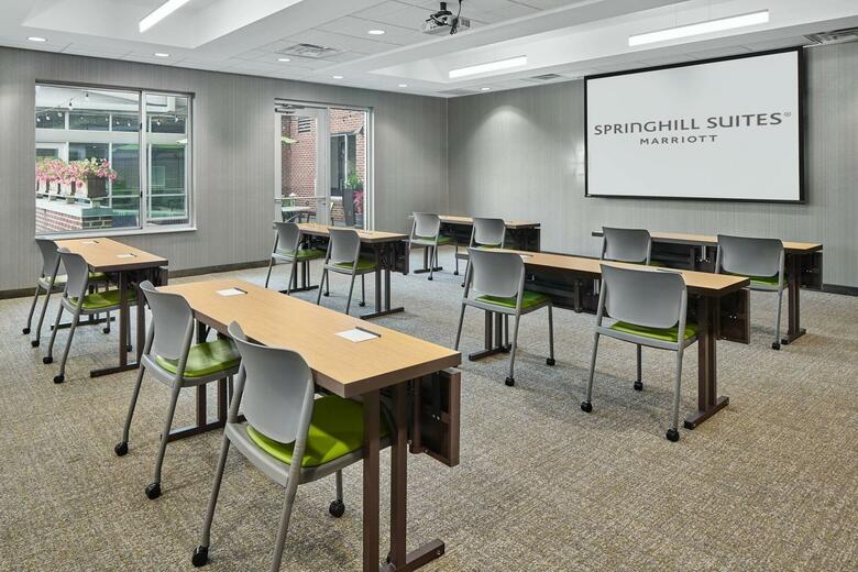 Hotel Cambria Suites