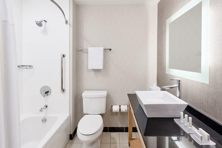Hotel Cambria Suites