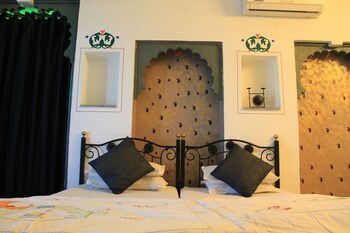 Hotel Udai Niwas On Lake Pichola